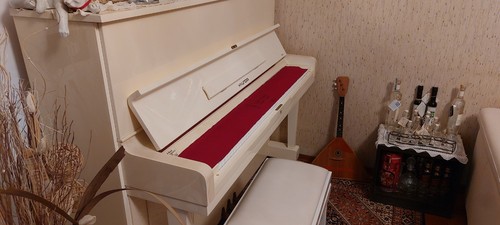 Pianoforte verticale bianco - pianoforte,
