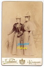 Fashionistas con ombrelli