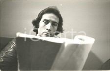 1974 SICILIA Film "Catene" - Maurizio MERLI legge il copione sul set *Foto