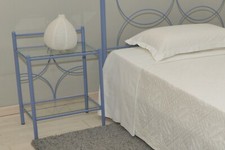 Comodino in ferro battuto Marianne carta da zucchero blu ral 5014