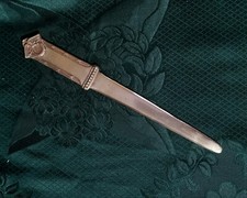 TAGLIACARTE XIX° SECOLO IN OTTONE. CESELLATURA CAPITELLO CON CORONA TRIONFALE