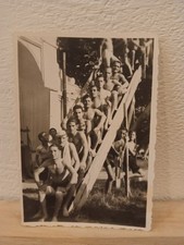 uomini seduti su scala del