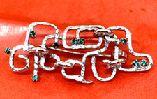 SPILLA IN ARGENTO 800 MODERNISTA, ANNI 70 MARTELLATA E LUCIDA CON 9 PIETRE VERDI