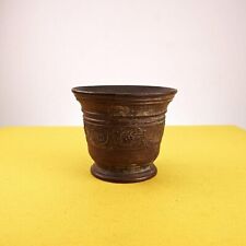 antico mortaio in metallo