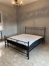 letto matrimoniale con struttura in ferro battuto, compreso di materasso e rete