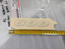 EMBLEMA FIANCHETTO SINISTRO YAMAHA  TT Rcc600 AN. 00-02 COD.5CH-F1782-00 NUOVO