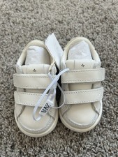 Sneakers Zara a piedi nudi con