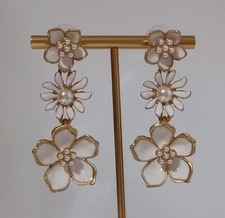 Oscar de la Renta- Boucles d'oreilles- Fleurs émaillées en blanc.