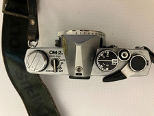 Olympus OM-2n body silver. Fotocamera reflex meccanica analogica a pellicola.