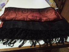 Sciarpa rossa e nera con stampa e frangia donna