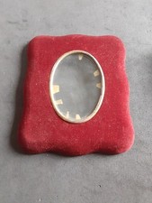 Cornice in legno per miniature con forma ovale, ricoperta con panno amaranto.