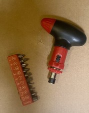 Set chiave a “T” a cricchetto per cacciavite + 9 ins. a taglio/croce/torx + ad.