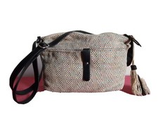 Grande borsa donna multicolore con tasca e tracolla regolabile.