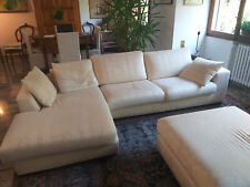 divano 4 posti bianco con chaise longue e pouf