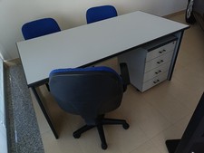 Scrivania Con Cassettiera E Sedie 