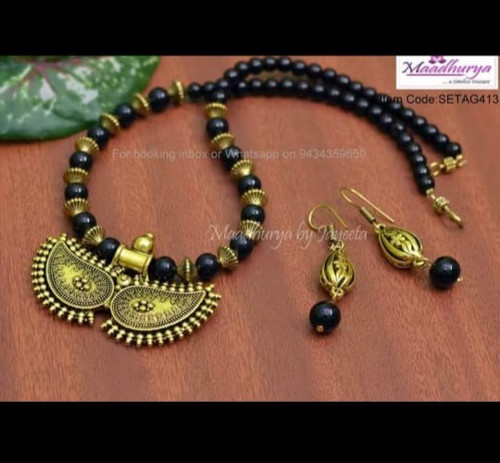 Collana medaglione perline
