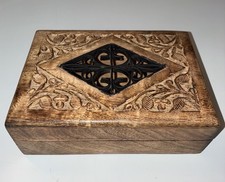 Portagioie in legno intagliato