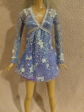 Barbie bambola blu vestito pattinaggio su ghiaccio trasparente con fiocchi di neve Mattel anni 90