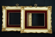 Coppia di cornici in stile barocchetto con applicazioni in stucco dorato, XX sec