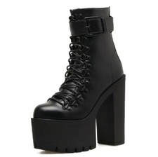 Stivaletti gotici tacco alto