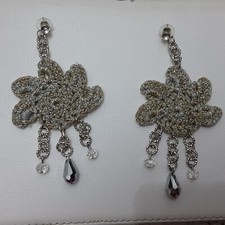 Orecchini uncinetto argentati dorati con cristallini di vetro e perle a goccia 