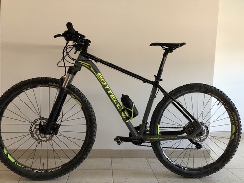 Bicicletta mountain bike - mountain,
