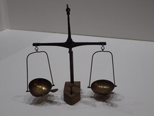 BILANCIA A PIATTI PER FARMACISTI O PREZIOSI IN OTTONE VINTAGE EPOCA '900 (1)