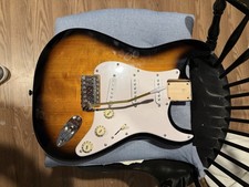 Squier Affinity Stratocaster finitura corpo carica è fantastico suona benissimo