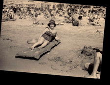 FOTOGRAFIA ANNI '60 - DONNA SU MATERASSINO IN SPIAGGIA - MARE -