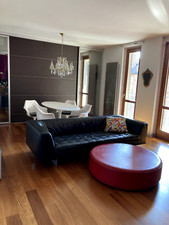 Pouf -Tavolino rosso in vera pelle. Su ruote. H 30 cm., Diam. 100cm., design.