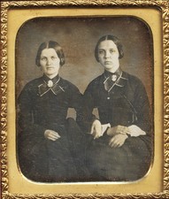 Bellissimo 6° piatto Dag di 2 giovani donne con braccia intrecciate, custodia completa #110