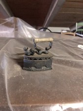 ANTICO FERRO DA STIRO A CARBONE CARBONELLA CALDAIA GALLINA GALLO MANICO LEGNO 