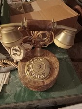 Telefono anni 50 con rotella, su marmo.