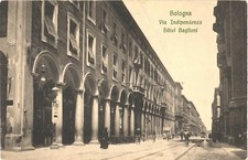 Persone in bicicletta lungo