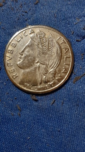 Moneta lira del 1946 con - moneta,