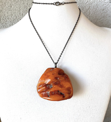 Collana con ciondolo ambra