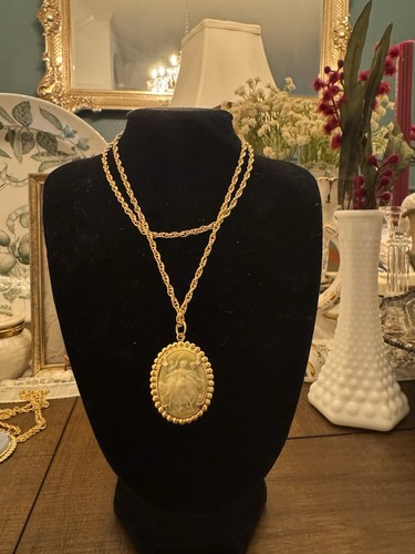 Collana con ciondolo cammeo
