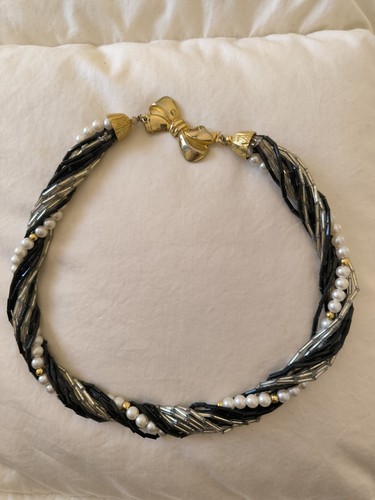 Collana girocollo bianca nero