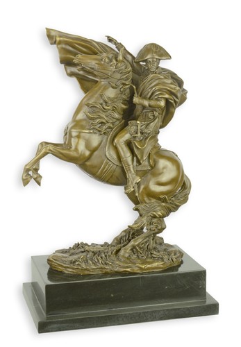 Una scultura bronzo di - in,