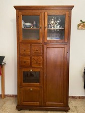Credenza alta, in legno scuro, capiente, 6 cassetti e 3 ante. Capiente e pratica