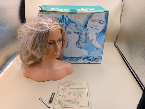 Farrah glamour center - farrah's, 1977