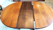 Tavolo da sala allungabile in legno massello lavorato alla base