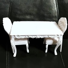 Tavolo con due sedie per casa