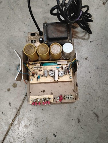 Amplificatore alimentatore - amplificatore/alimentatore, a