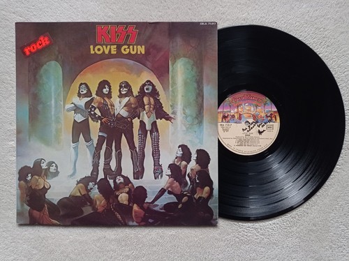 33t kiss love - "love, gun"