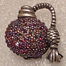 Curiosa spilla atomizzatore