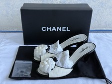RARO Vintage CHANEL 07C Bianco Camelia Trapuntato Mules Slides Taglia 37 (G25470)