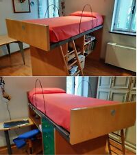 letto a castello di legno con scrittoio, cassetti e ripiani per oggetti