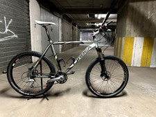 Bicicletta MTB taglia 26 "ORBEA" con supporto rullo per allenamenti al chiuso.