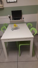 tavolo bianco allungabile 140/240 con n°4 sedie verdi di plastica